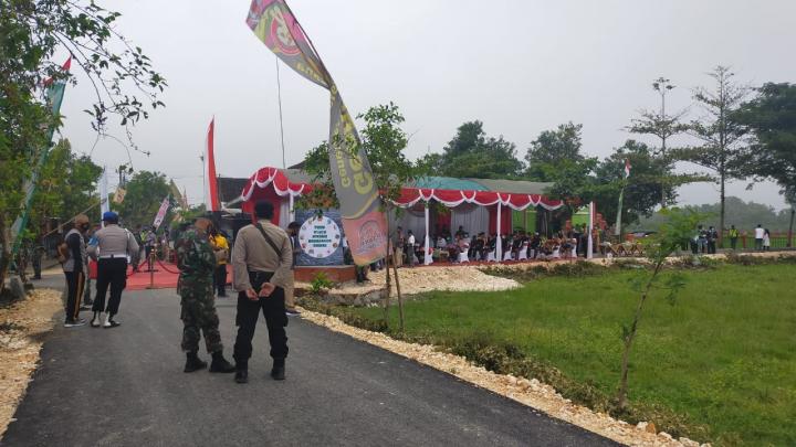  Penutupan TMMD Bojonegoro, Perempatan Desa Ngrancang Berubah Rame Penuh Dengan Tenda
